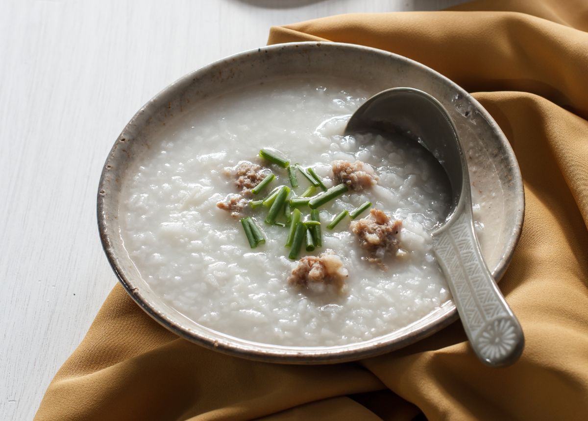 Giai đoạn đầu sau khi bọc răng cần ăn uống nhẹ nhàng như cháo,...